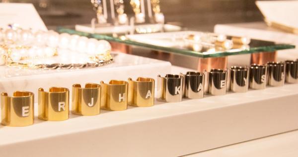 毒のあるクリスマスギフトを新宿伊勢丹が提案。妙にリアルな動物アイテムなど