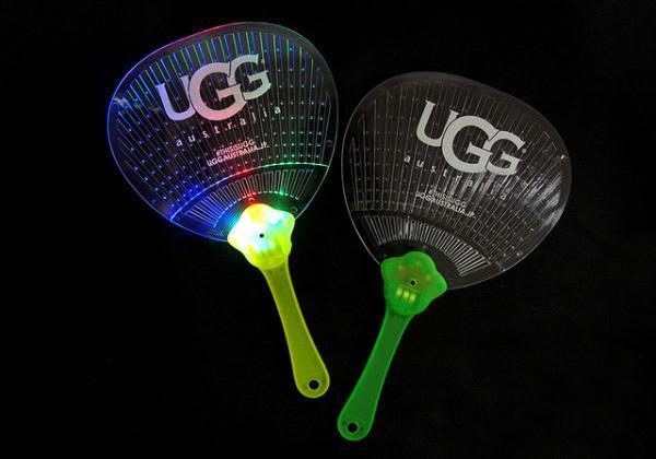 スワロフスキーのカスタマイズを無料サービス。六本木ヒルズにUGG期間限定ショップ