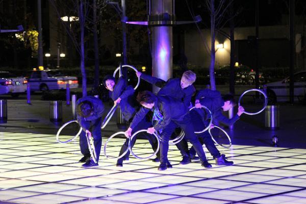 国際フォーラムでクラシック、光、ダンス、映像が交差するパフォーマンス開催