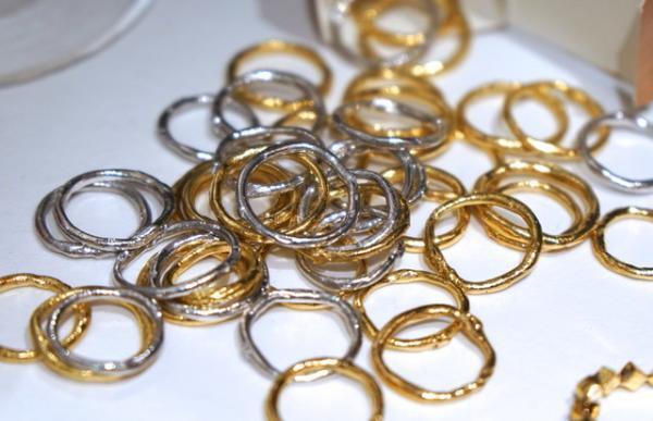 新宿伊勢丹に“アクセサリー市場”出現！虹が出る＆折り紙のようなアクセ達