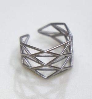 新宿伊勢丹に“アクセサリー市場”出現！虹が出る＆折り紙のようなアクセ達