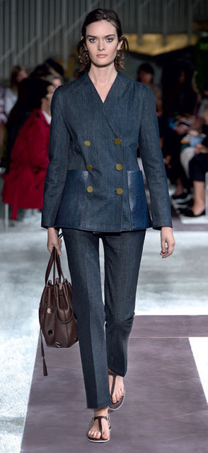 夏のイタリア庭園でレザーのレイヤードを楽しむトッズ【15SSウィメンズ】