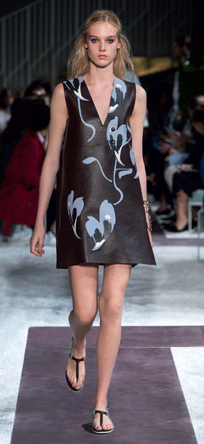 夏のイタリア庭園でレザーのレイヤードを楽しむトッズ【15SSウィメンズ】