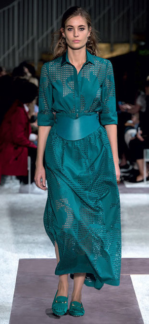 夏のイタリア庭園でレザーのレイヤードを楽しむトッズ【15SSウィメンズ】