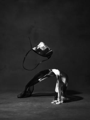 ヨウジヤマモト「ディスコード」、2ndシーズンは未完成な美しさをフォルムで追求