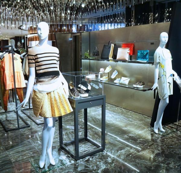 N°21が新宿伊勢丹でプレコレクションをフルラインアップ。ノベルティに限定キーホルダー