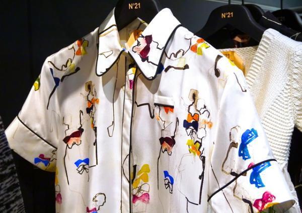 N°21が新宿伊勢丹でプレコレクションをフルラインアップ。ノベルティに限定キーホルダー