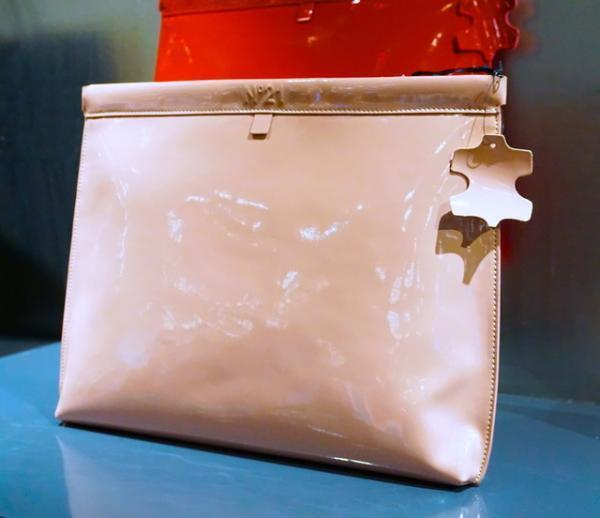 N°21が新宿伊勢丹でプレコレクションをフルラインアップ。ノベルティに限定キーホルダー