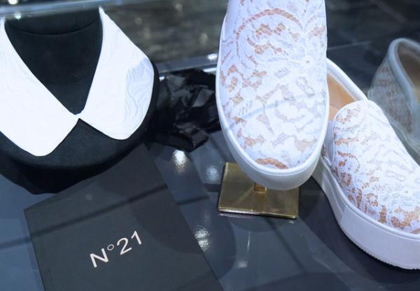 N°21が新宿伊勢丹でプレコレクションをフルラインアップ。ノベルティに限定キーホルダー