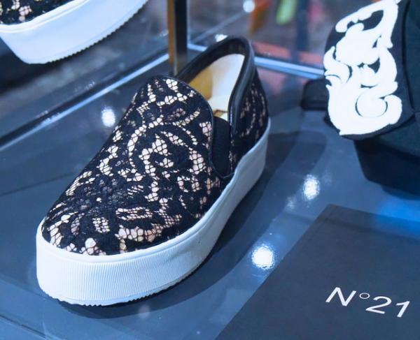 N°21が新宿伊勢丹でプレコレクションをフルラインアップ。ノベルティに限定キーホルダー