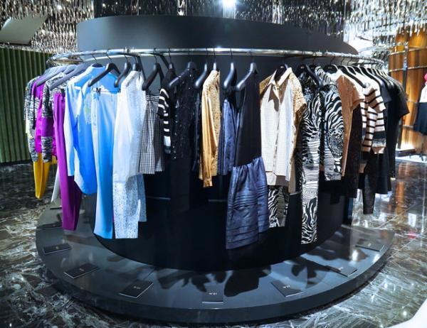 N°21が新宿伊勢丹でプレコレクションをフルラインアップ。ノベルティに限定キーホルダー