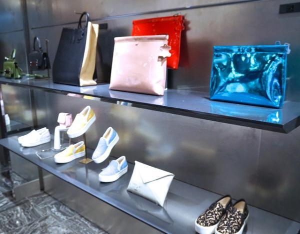 N°21が新宿伊勢丹でプレコレクションをフルラインアップ。ノベルティに限定キーホルダー