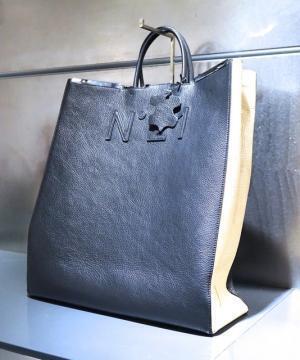 N°21が新宿伊勢丹でプレコレクションをフルラインアップ。ノベルティに限定キーホルダー