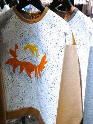 N°21が新宿伊勢丹でプレコレクションをフルラインアップ。ノベルティに限定キーホルダー