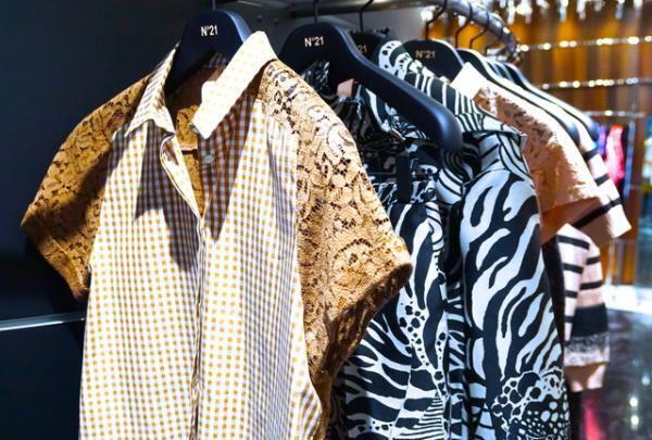 N°21が新宿伊勢丹でプレコレクションをフルラインアップ。ノベルティに限定キーホルダー