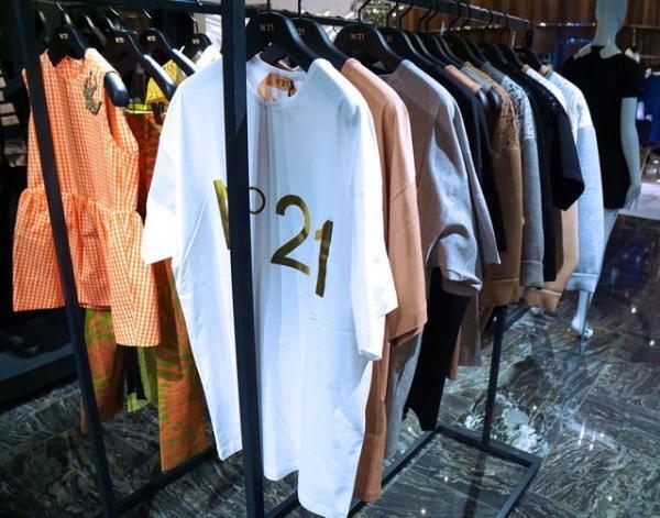 N°21が新宿伊勢丹でプレコレクションをフルラインアップ。ノベルティに限定キーホルダー