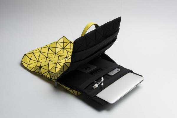 BAO BAO ISSEY MIYAKE×エムテド、デバイスをスリムに収納するコラボバッグ発売