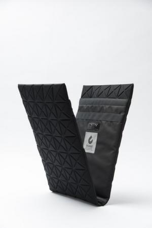 BAO BAO ISSEY MIYAKE×エムテド、デバイスをスリムに収納するコラボバッグ発売