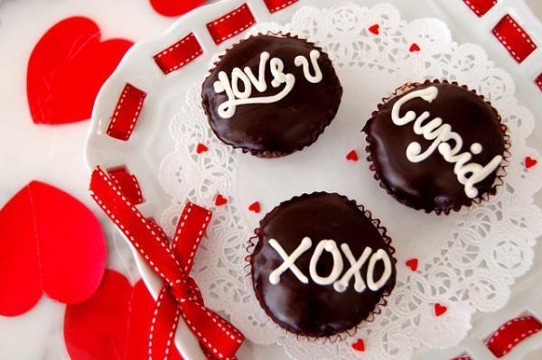 マグノリアベーカリーのバレンタイン。ハートや愛の言葉がトッピングされた4種の限定カップケーキ