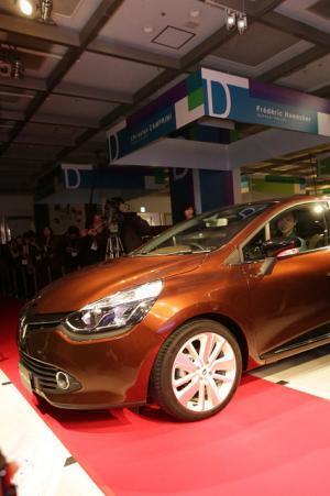 サロン・デュ・ショコラ開幕祝し、川原亜矢子がチョコ色ルノーで駆け付ける