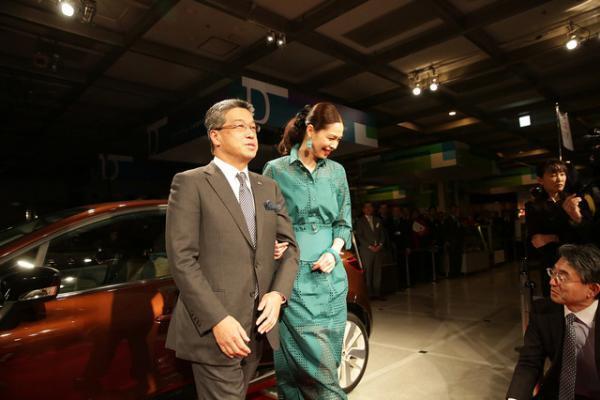 サロン・デュ・ショコラ開幕祝し、川原亜矢子がチョコ色ルノーで駆け付ける