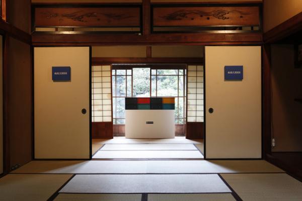 京都の老舗帯問屋に現代アートが並ぶ光景。河原温とドナルド・ジャッドの展覧会