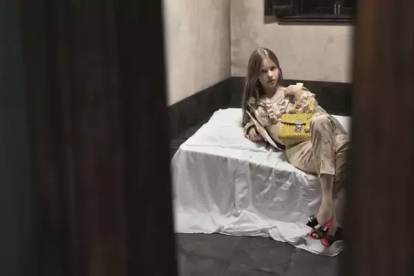 3人の女優がシネマティックに演ずるミュウミュウの15SSビジュアル