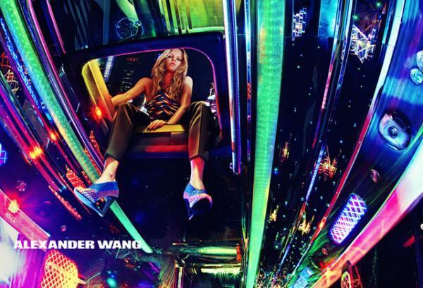 暴力的なイルミネーションが彩る、アレキサンダーワン15SSキャンペーン