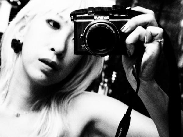 蜷川実花初のセルフポートレート写真展、原美術館で開催