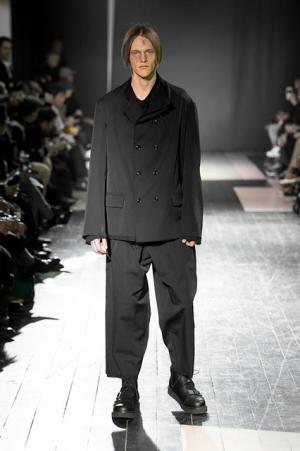 ヨウジヤマモト、シックなコードに裏打ちされた複雑なパターン【2015-16秋冬メンズ】