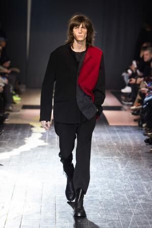 ヨウジヤマモト シックなコードに裏打ちされた複雑なパターン 15 16秋冬メンズ 15年1月26日 ウーマンエキサイト