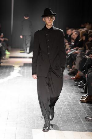 ヨウジヤマモト、シックなコードに裏打ちされた複雑なパターン【2015-16秋冬メンズ】