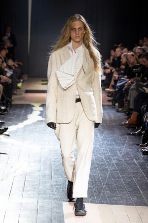 ヨウジヤマモト、シックなコードに裏打ちされた複雑なパターン【2015-16秋冬メンズ】