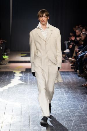 ヨウジヤマモト、シックなコードに裏打ちされた複雑なパターン【2015-16秋冬メンズ】