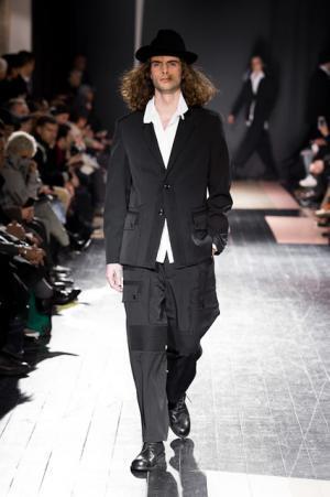 ヨウジヤマモト、シックなコードに裏打ちされた複雑なパターン【2015-16秋冬メンズ】