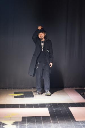 ヨウジヤマモト、シックなコードに裏打ちされた複雑なパターン【2015-16秋冬メンズ】