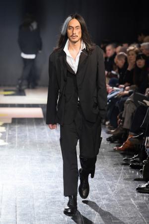 ヨウジヤマモト、シックなコードに裏打ちされた複雑なパターン【2015-16秋冬メンズ】