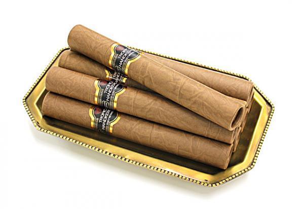 チョコに疲れた男性に、イッセイミヤケからユーモア溢れる葉巻型ハンカチ