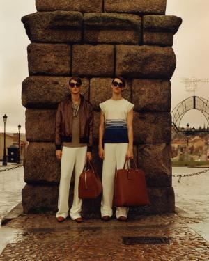 ロエベが描くフェミニンタッチのモダニティー【2015-16秋冬メンズ】