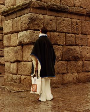 ロエベが描くフェミニンタッチのモダニティー【2015-16秋冬メンズ】