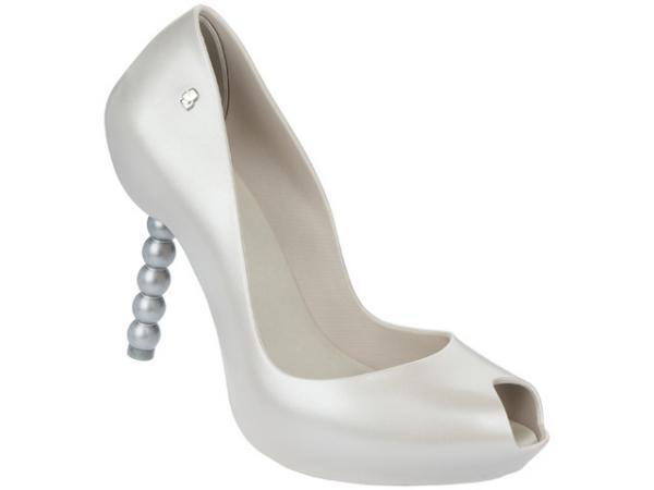 カール・ラガーフェルドの愛猫シュペットがメリッサに。15SSコラボシューズを発表