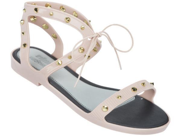 カール・ラガーフェルドの愛猫シュペットがメリッサに。15SSコラボシューズを発表