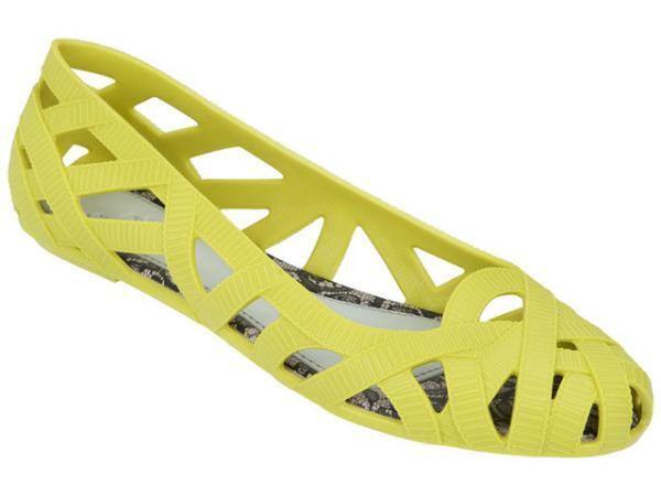 カール・ラガーフェルドの愛猫シュペットがメリッサに。15SSコラボシューズを発表