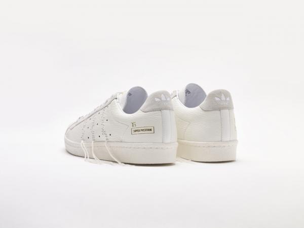 ワイズ×アディダス「スーパースター」、スリーストライプを大胆なモードにアレンジ