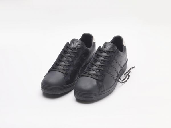 ワイズ×アディダス「スーパースター」、スリーストライプを大胆なモードにアレンジ