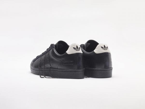 ワイズ×アディダス「スーパースター」、スリーストライプを大胆なモードにアレンジ