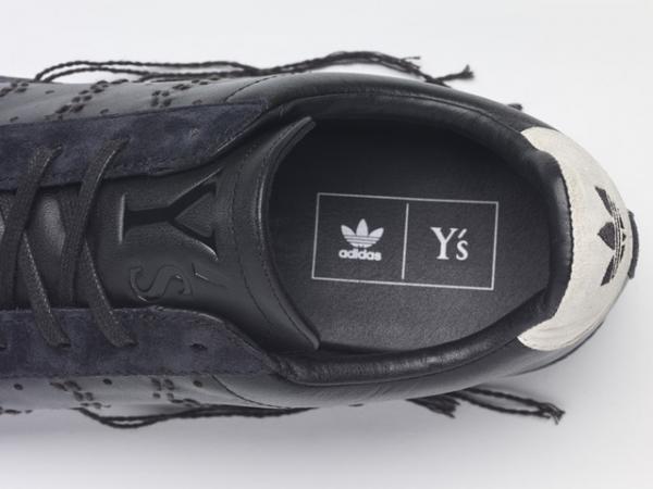 ワイズ×アディダス「スーパースター」、スリーストライプを大胆なモードにアレンジ