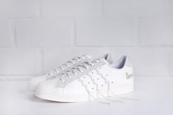 ワイズ×アディダス「スーパースター」、スリーストライプを大胆なモードにアレンジ
