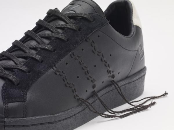 ワイズ×アディダス「スーパースター」、スリーストライプを大胆なモードにアレンジ