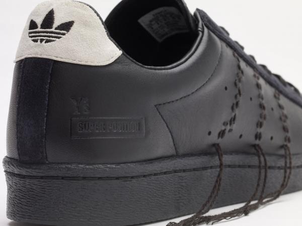 ワイズ×アディダス「スーパースター」、スリーストライプを大胆なモードにアレンジ